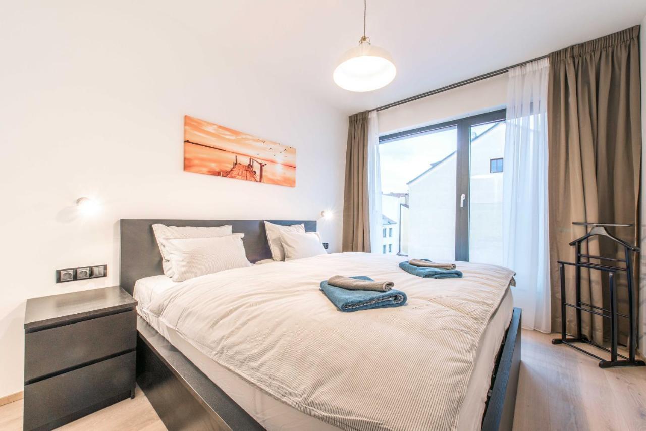 Quiet & New Near Center With Garage Apartamento